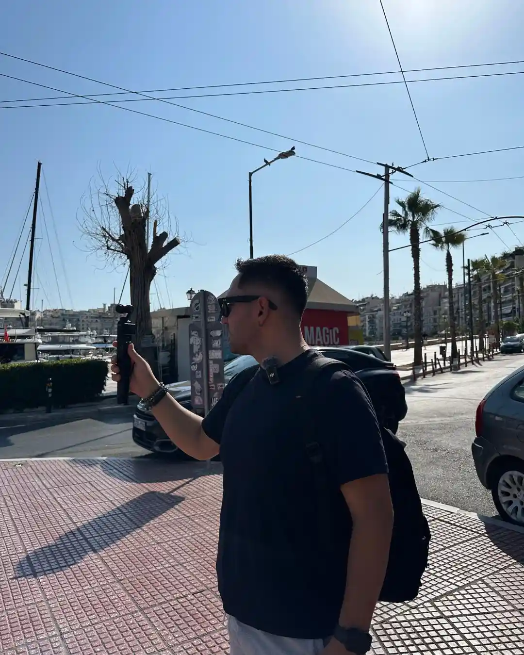 Pire VLOG ve Gezi Rehberi: Atina'nın Ege'ye Açılan Saklı Cenneti Pire'deki Aristos restoranının dış görünümü, denize sıfır masalar