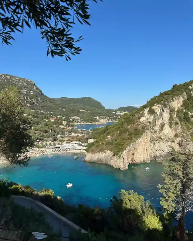 Korfu Adası VLOG ve Gezi Rehberi Paleokastritsa Koyu Manzarası