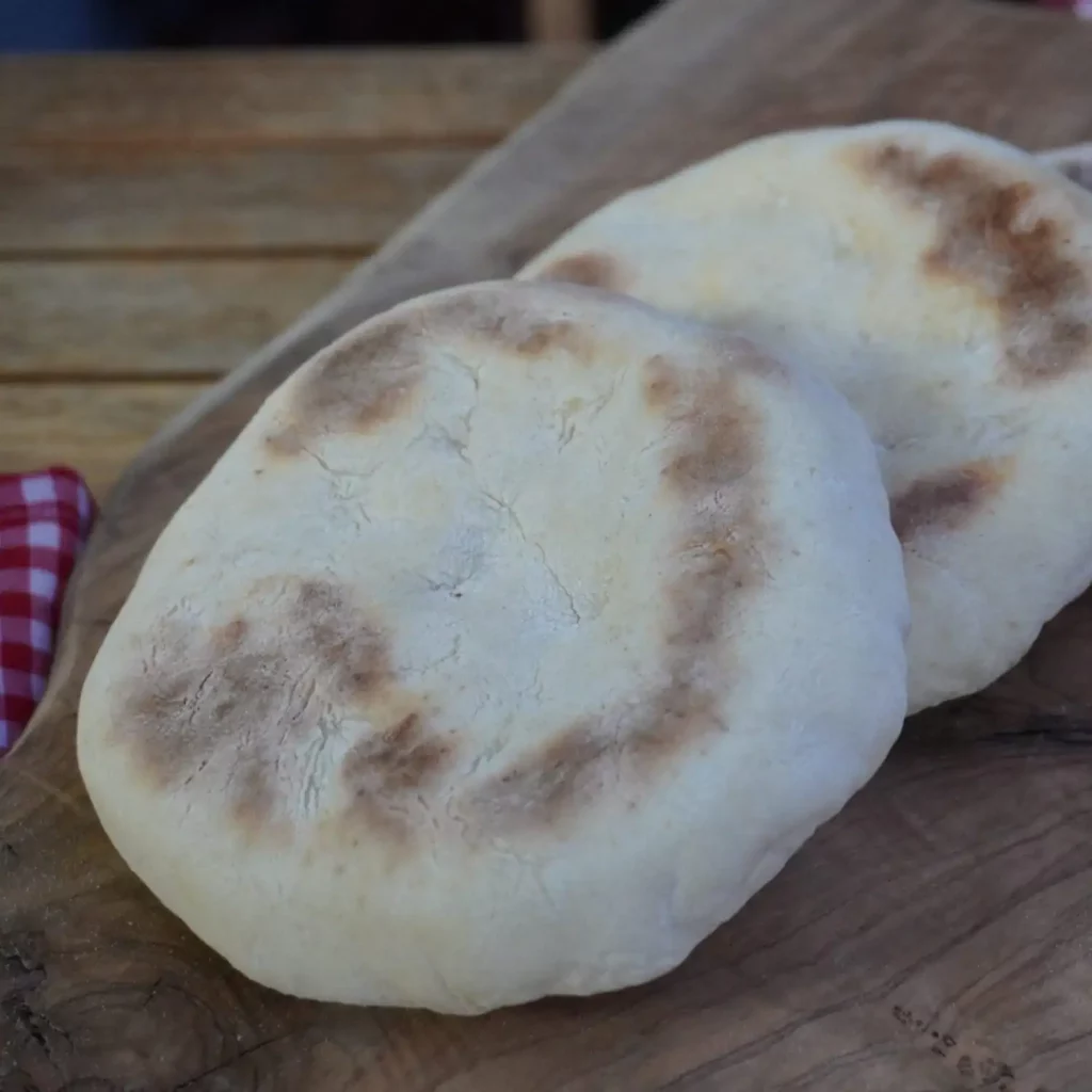 Pamuk Gibi Mayasız Bazlama Tarifi! (5 Dk) Mayasız Bazlama Tarifi: Tavada puf puf kabaran, üzeri benek benek kızarmış, pamuk gibi yumuşacık kıvamıyla iştah açan, sıcacık ev yapımı bazlamalar.