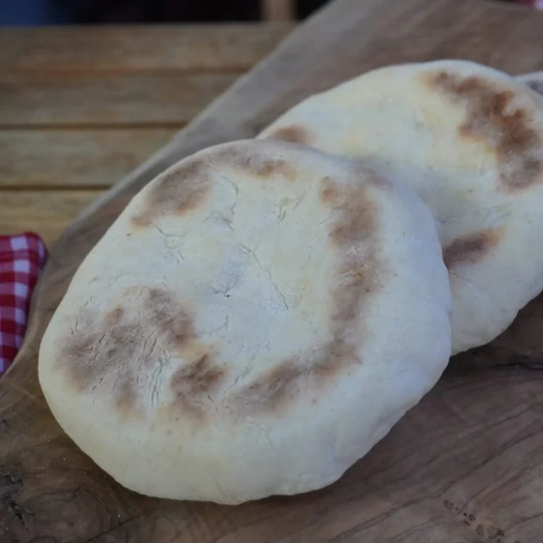 Mayasız Bazlama Tarifi! Pamuk Gibi (5 Dk) Mayasız Bazlama Tarifi: Tavada puf puf kabaran, üzeri benek benek kızarmış, pamuk gibi yumuşacık kıvamıyla iştah açan, sıcacık ev yapımı bazlamalar.