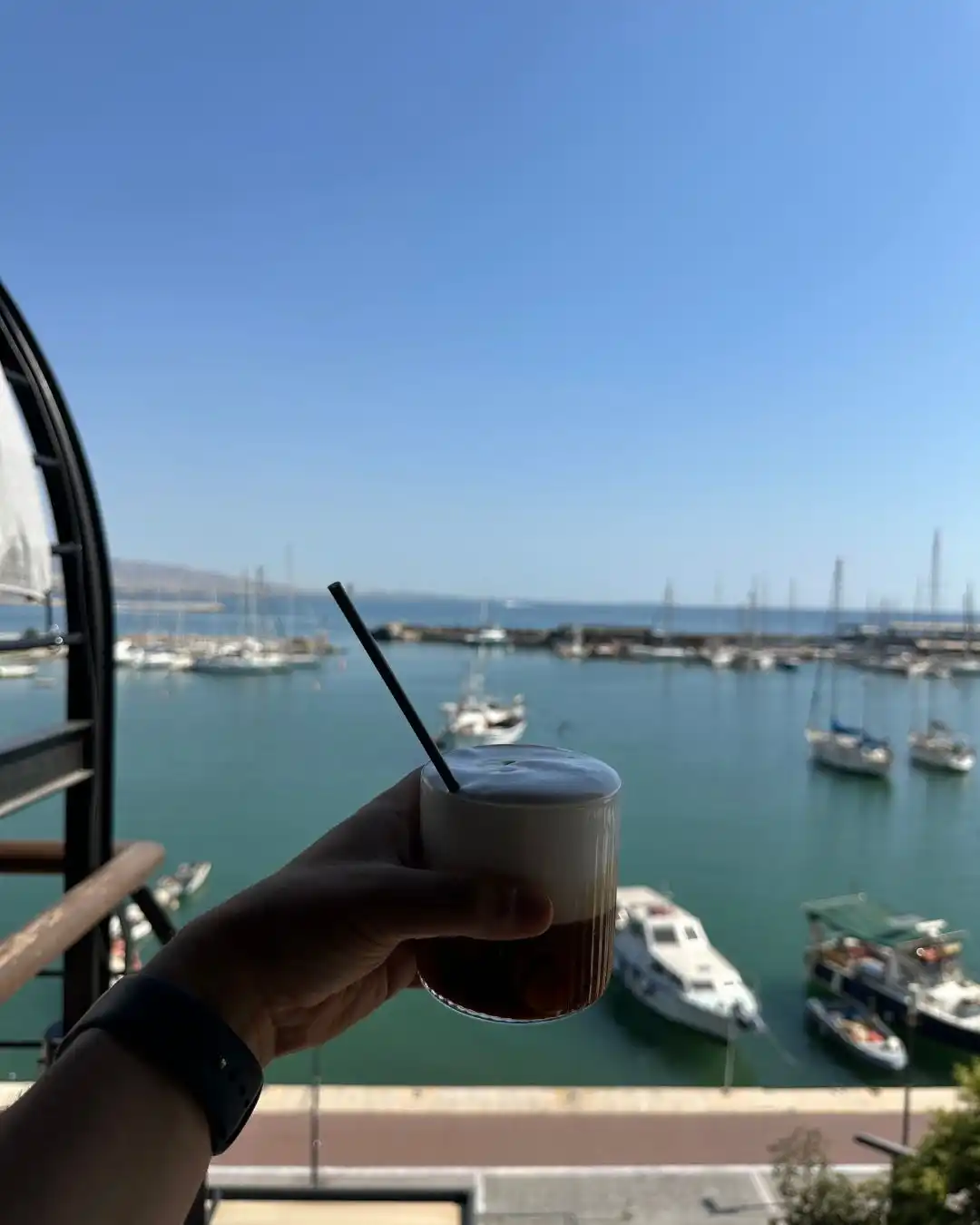 Pire VLOG ve Gezi Rehberi: Atina'nın Ege'ye Açılan Saklı Cenneti Mikrolimano'daki Horizon Cafe'nin dışarıdan görüntüsü, denize nazır konumu