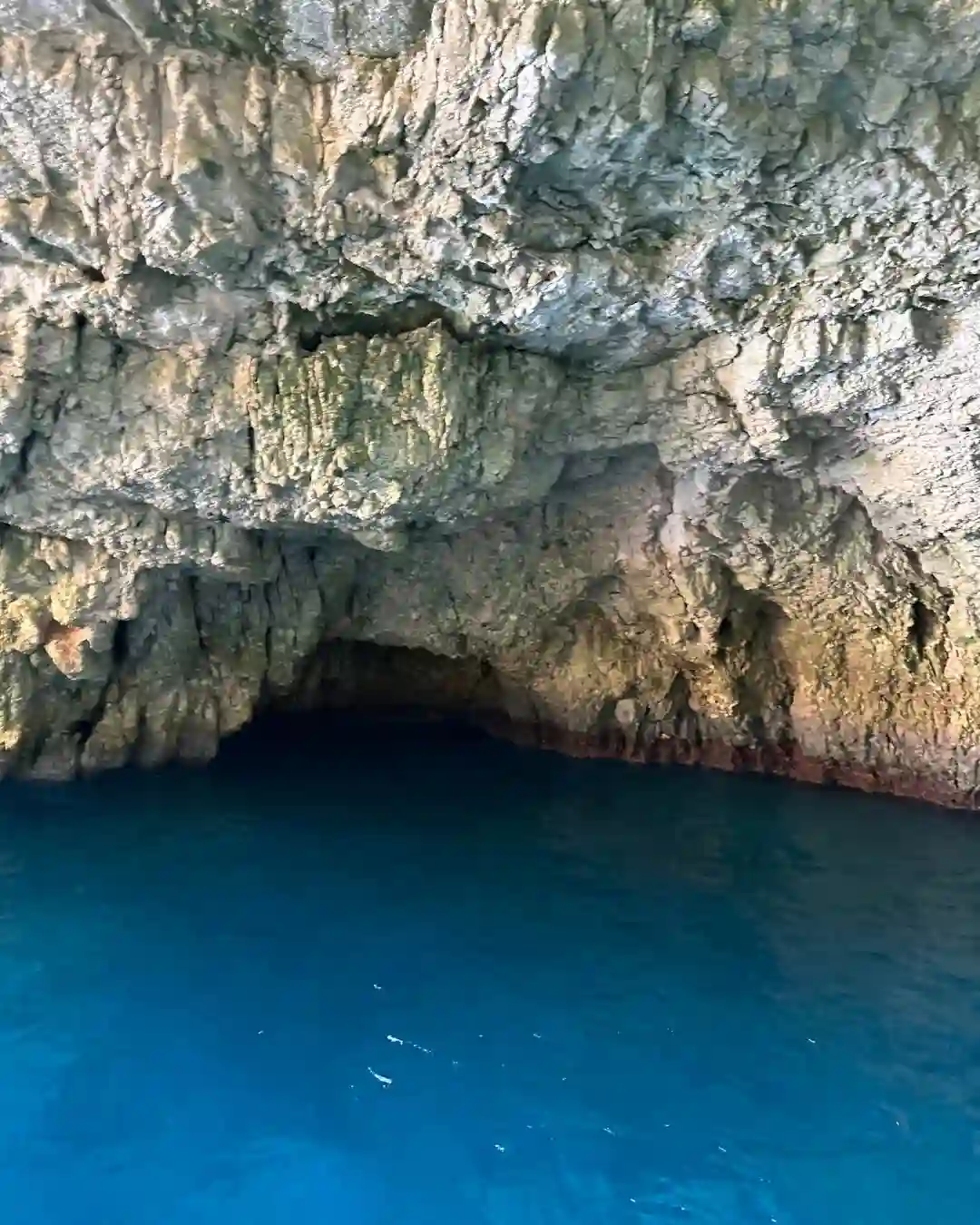 Paxos & Antipaxos VLOG ve Gezi Rehberi Pastel renkli binalarıyla Paxos köy sokakları