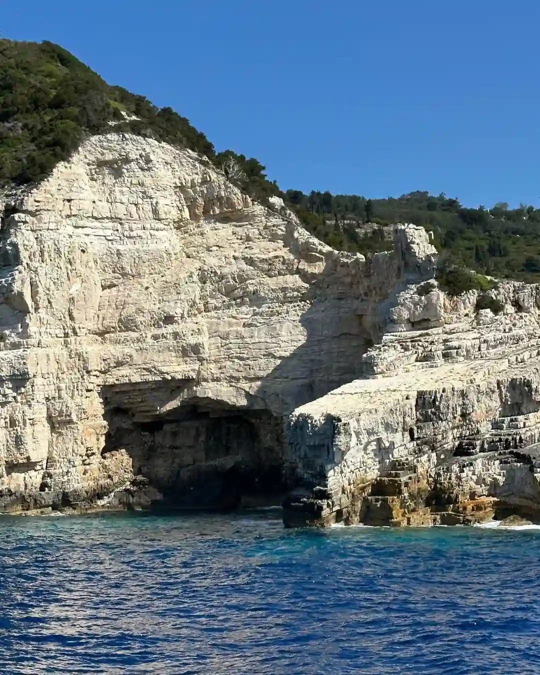 Paxos & Antipaxos VLOG ve Gezi Rehberi Lezzetli Yunan yemekleri ile donatılmış taverna masası