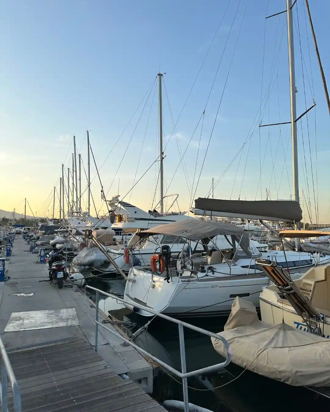 Pire VLOG ve Gezi Rehberi: Atina'nın Ege'ye Açılan Saklı Cenneti Pire marinasında gün batımı, yelkenlilerin siluetleri