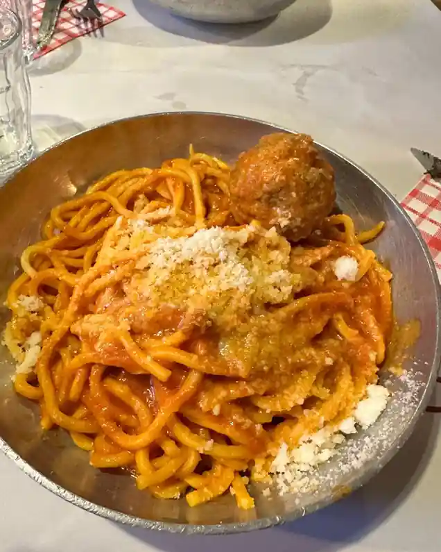 Tonnarello'nun meşhur Cacio e Pepe makarnası yakın çekim