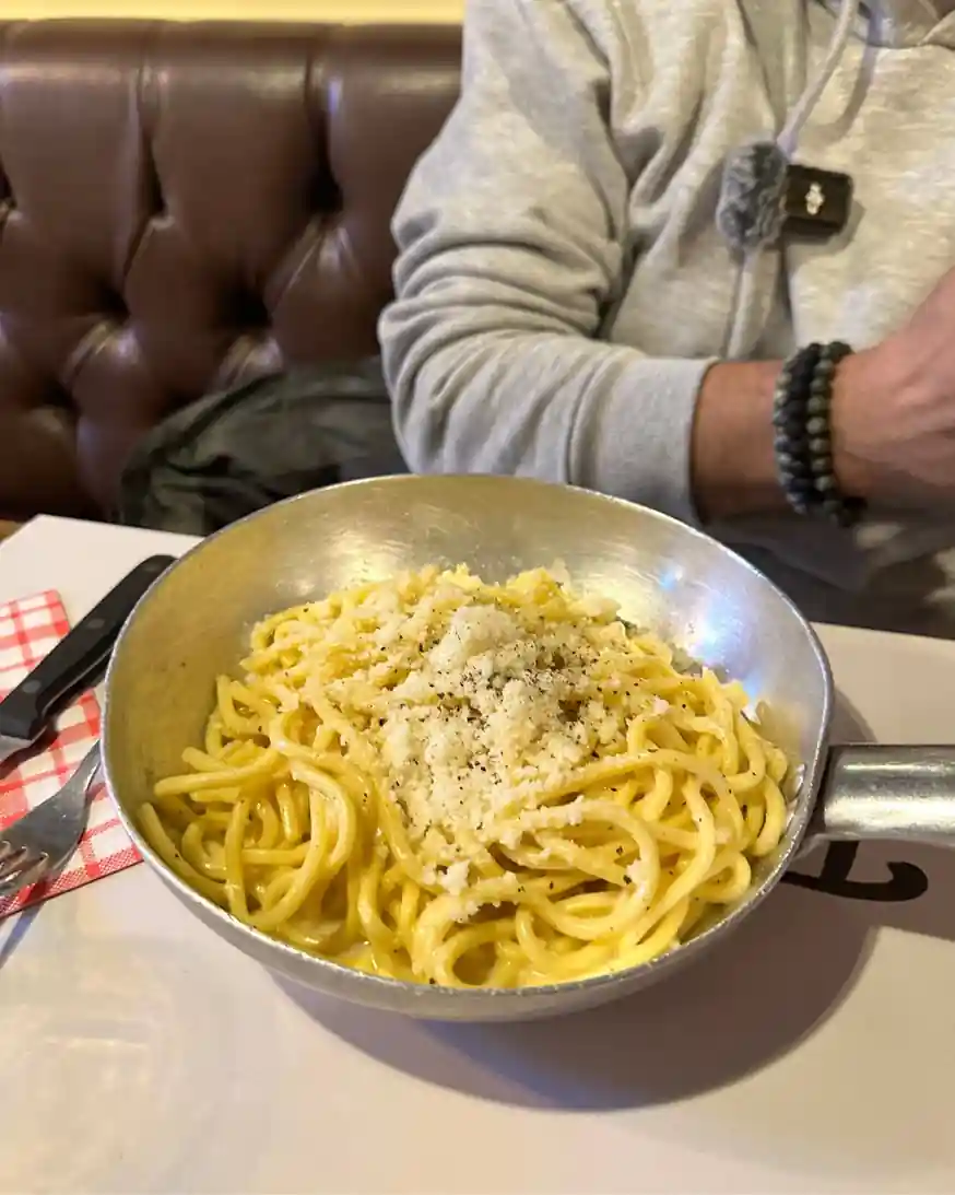 Tonnarello'dan çıtır çıtır kızarmış, geleneksel Carciofi alla Giudia (Yahudi usulü enginar)