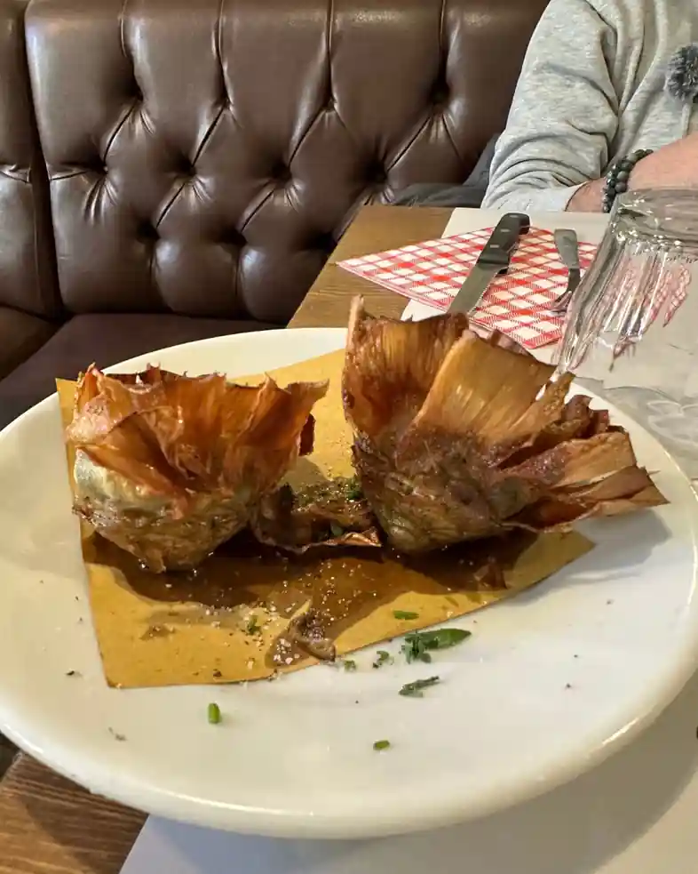 Tonnarello'nun lezzetli sosuyla servis edilen geleneksel İtalyan köfteleri (polpette)