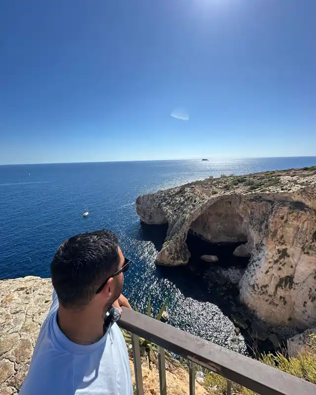 Malta Blue Grotto Mavi Mağara'nın fosforlu mavi suyu