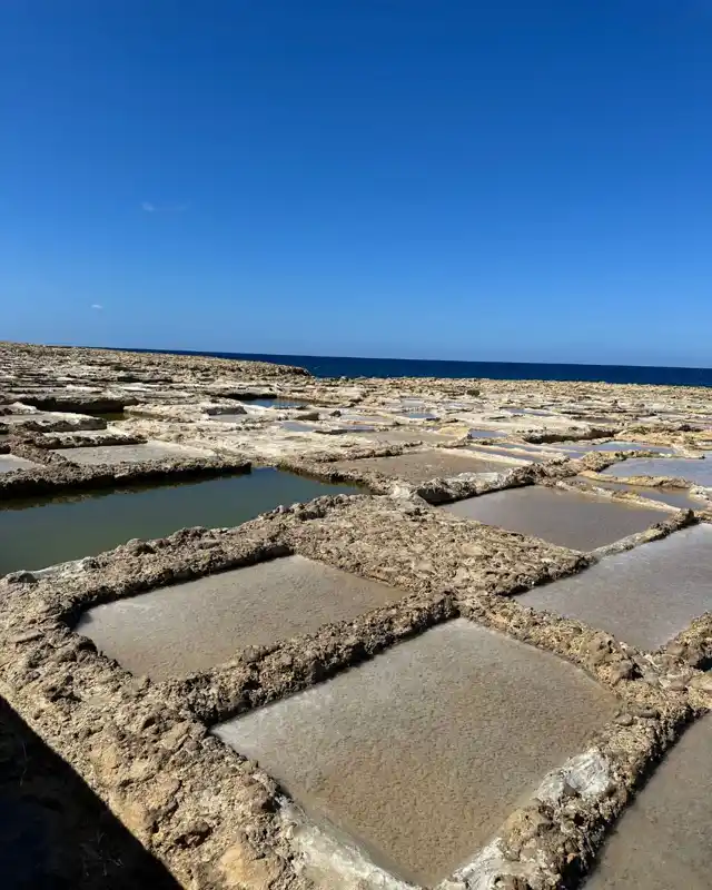 Gozo Adası'ndaki tarihi Tuz Tarlaları (Salt Pans)