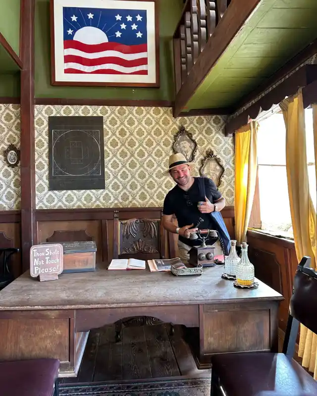 Malta Popeye Village renkli evleri ve plaj alanı