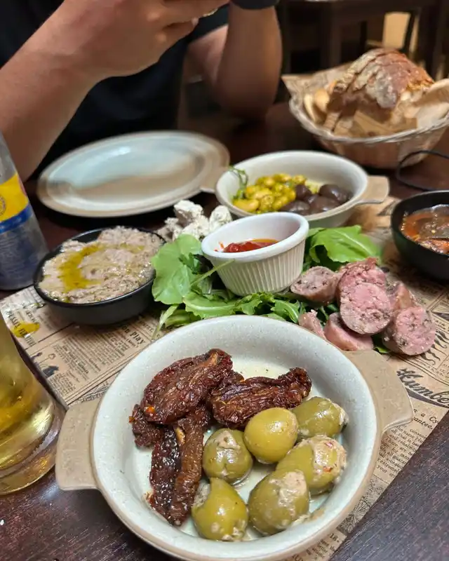 Malta yemekleri: Ftira sandviç ve Pastizzi