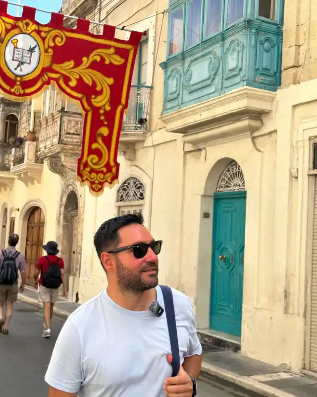 Malta Rabat şehrinde renkli cumbalı bir sokak