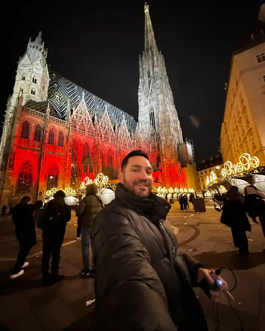 Geleneksel Viyana Şinitzeli ve patates salatası sunumu