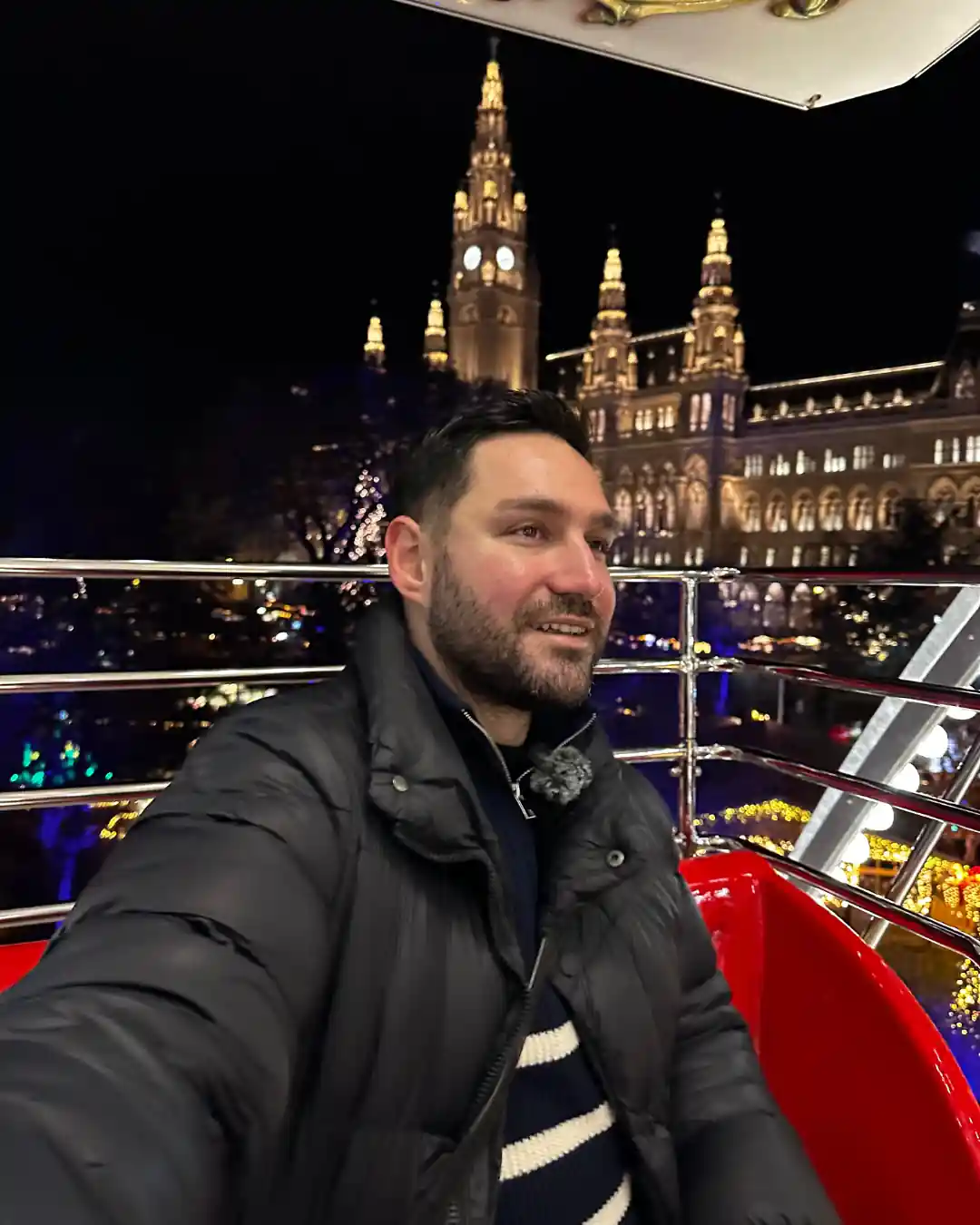 Viyana merkez sokaklarında Noel alışverişi ve tramvay