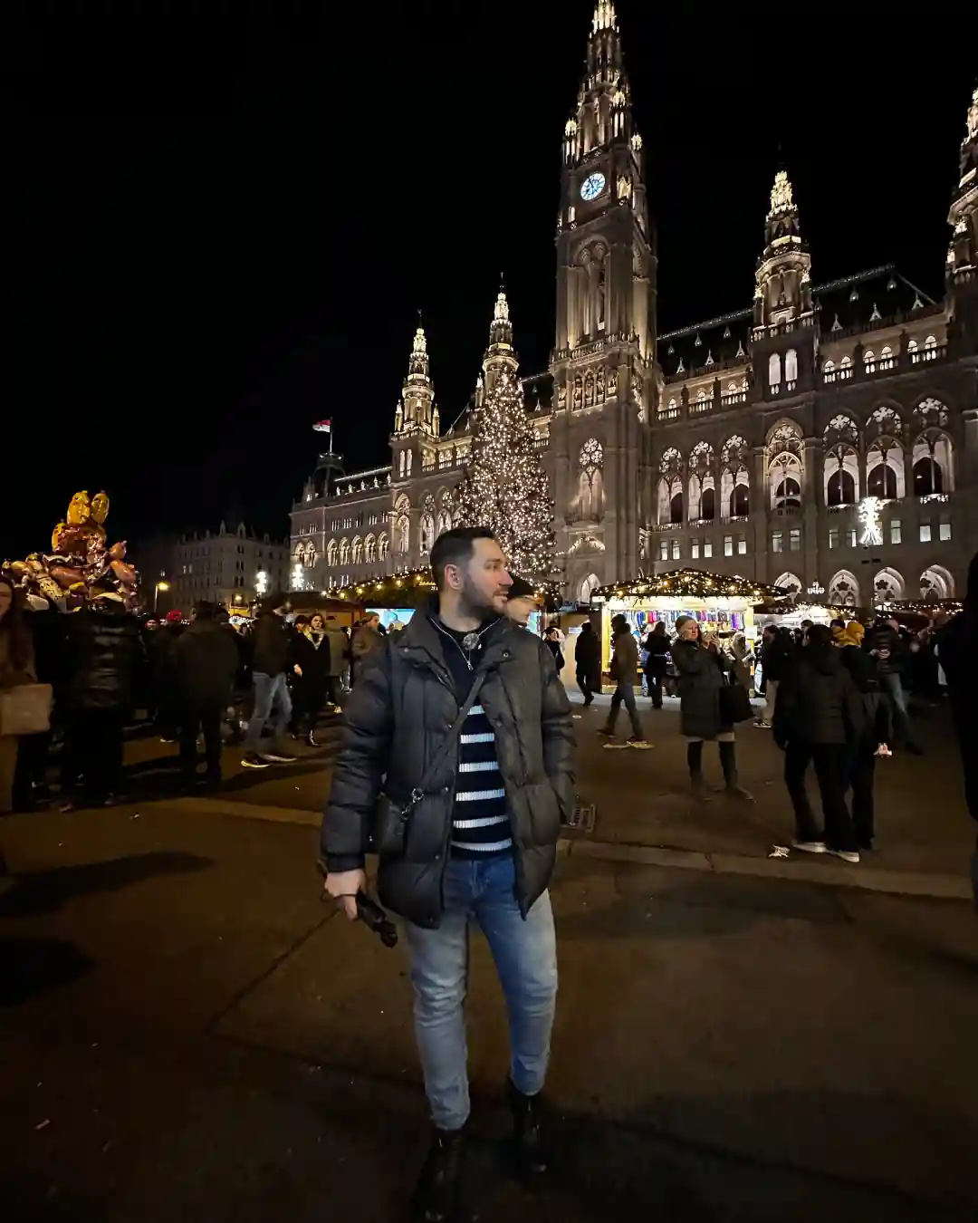 Viyana Naschmarkt sokak pazarı ve sosisli sandviç