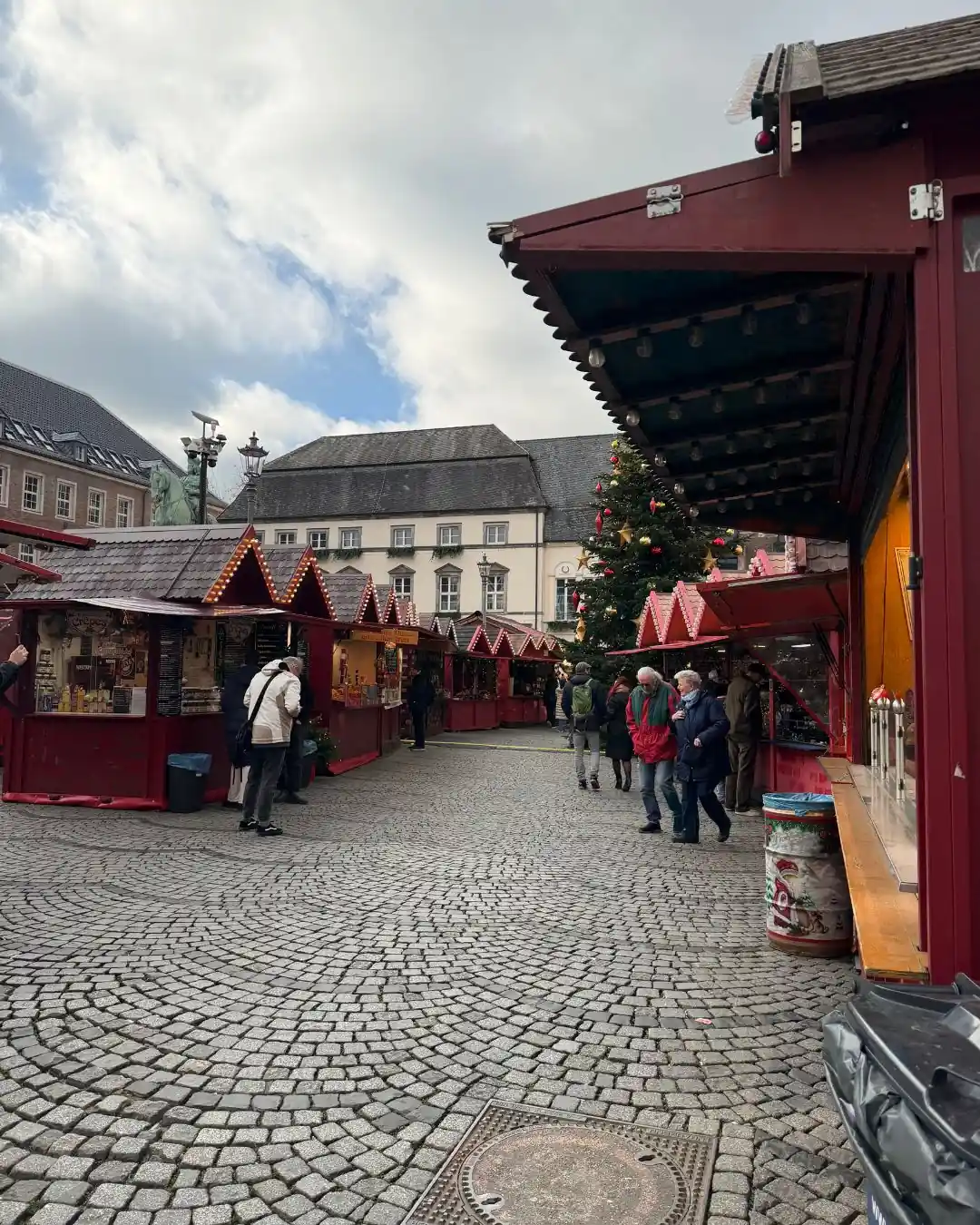 Düsseldorf VLOG, Noel Pazarları ve Gezi Rehberi Tarihi Atlıkarınca Noel Pazarı