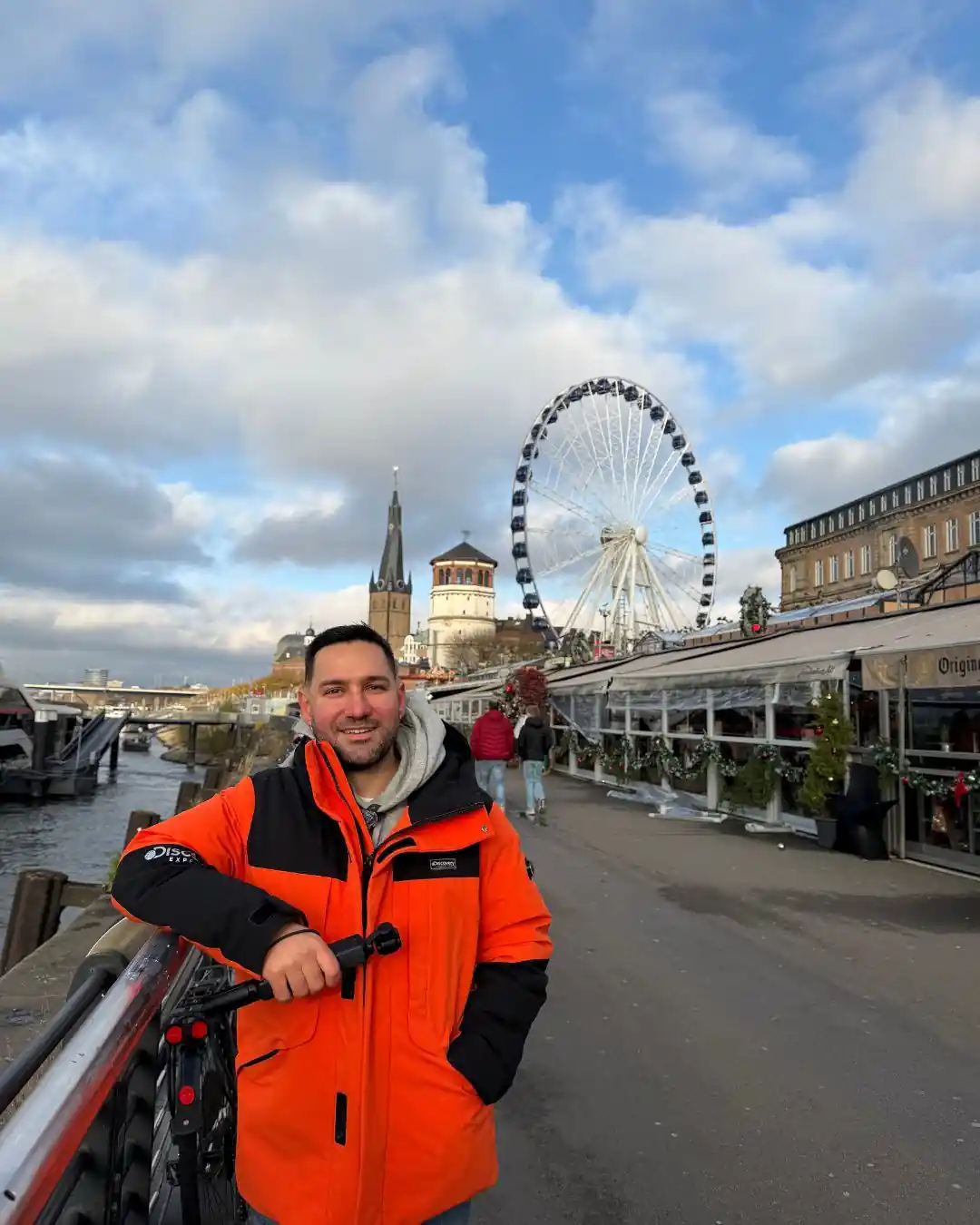 Düsseldorf VLOG, Noel Pazarları ve Gezi Rehberi Düsseldorf Tarihi Belediye Binası ve Noel Ağacı