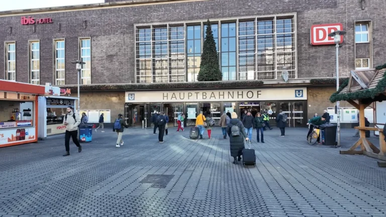 Düsseldorf ana garının (Hauptbahnhof) önündeki meydan, Köln’e tren buradan kalkıyor