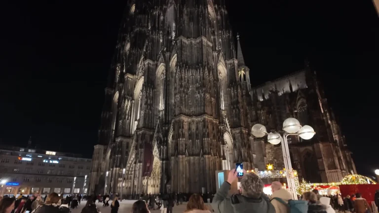 Köln’de nerede kalınır: gece ışıklandırılmış Köln Katedrali ve ana gar çevresi