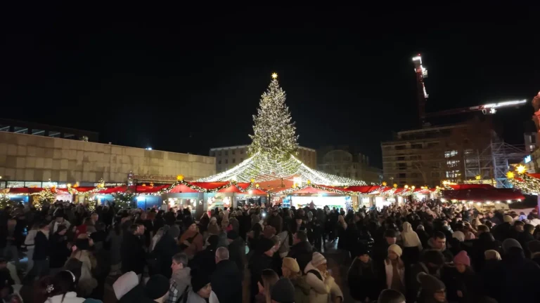 Köln Noel pazarı, Katedral önündeki Christmas market’te ışıklı dev Noel ağacı ve kalabalık