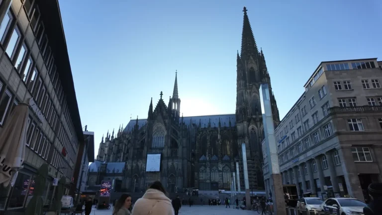 Köln Katedrali (Kölner Dom) gotik kuleleri, Köln ana garı önündeki meydandan