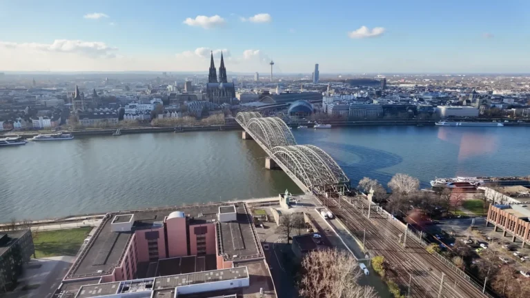 KölnTriangle seyir terasından Ren Nehri, Hohenzollern Köprüsü ve Köln Katedrali manzarası