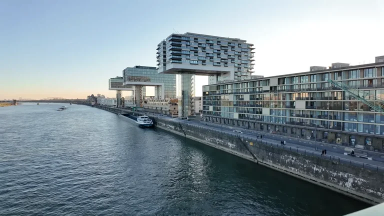 Rheinauhafen’de Ren kıyısındaki ters L biçimli Kranhäuser vinç evleri