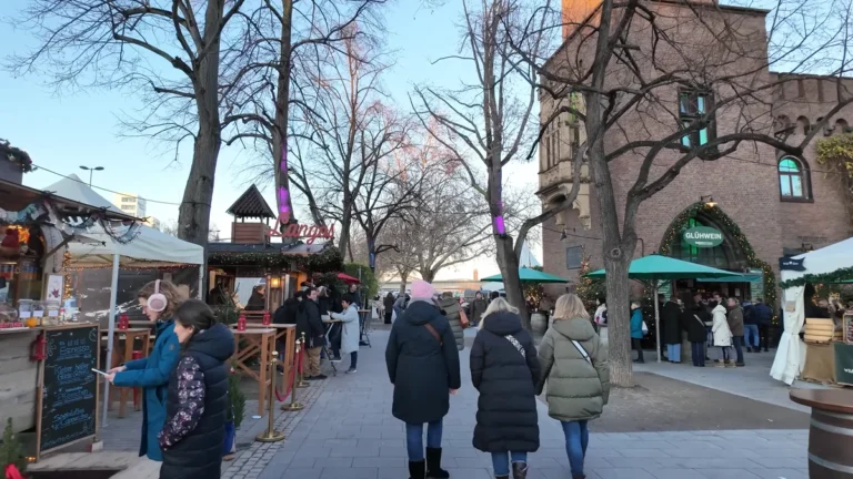 Rheinauhafen’deki Köln Liman Noel Pazarı’nın tezgâhları ve Malakoff Kulesi
