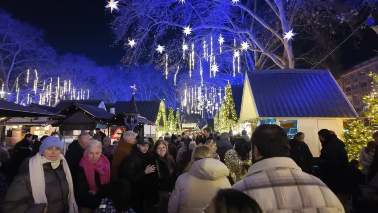 Köln Noel pazarı Markt der Engel, Neumarkt’ta ağaçlardaki yıldız ışıkları ve ahşap kulübeler