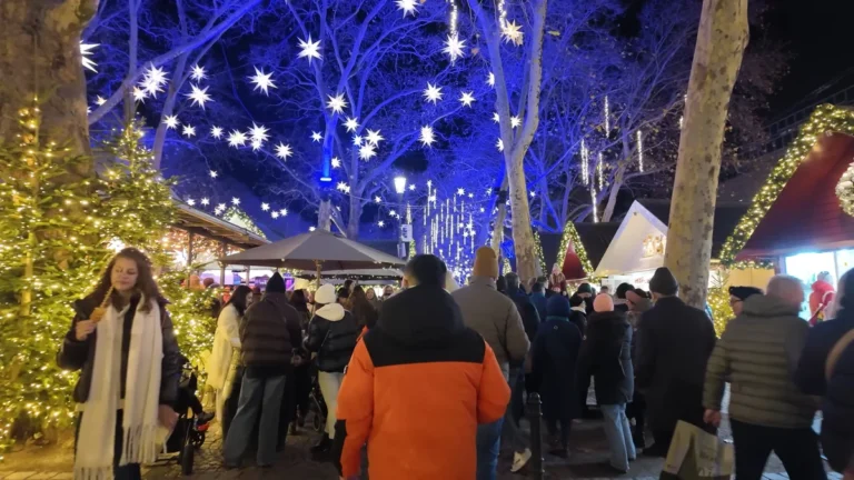 Köln Markt der Engel Noel Pazarı’nda akşam saatlerindeki yoğun kalabalık