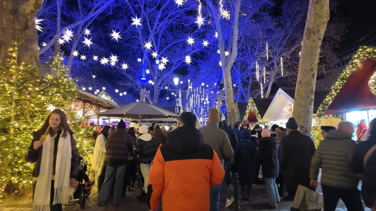 Evening crowds at the Markt der Engel Christmas market in Cologne