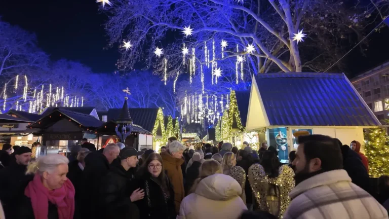 Köln’de Markt der Engel Noel Pazarı’nın yıldız ışıklı ağaçları ve ahşap kulübeleri