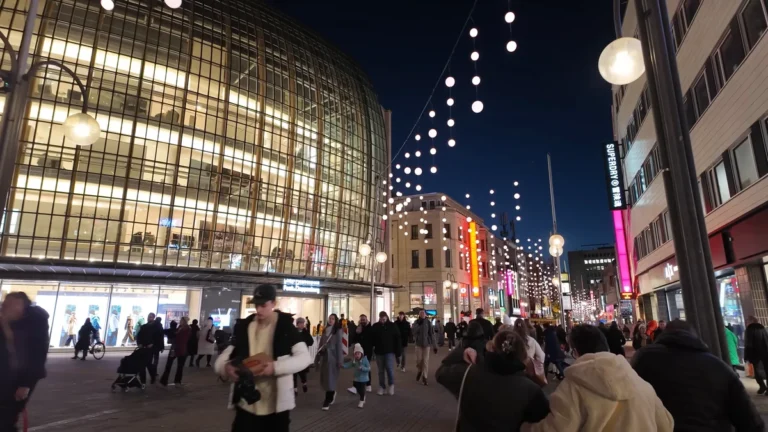 Akşam ışıklarıyla Köln Schildergasse alışveriş caddesi ve kalabalık