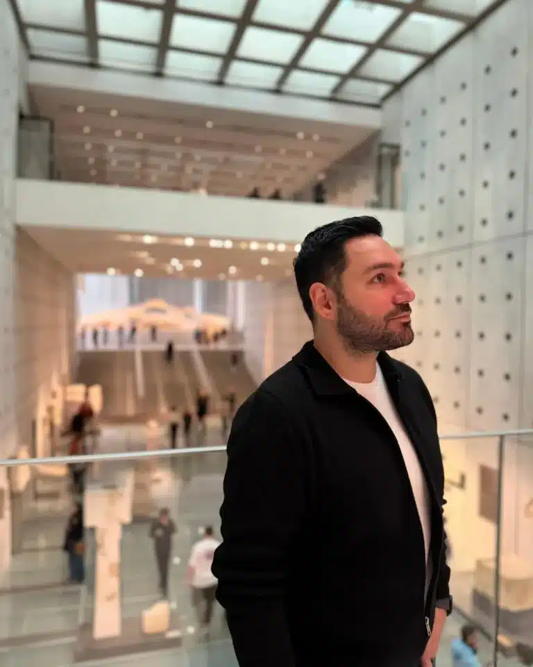 Atina Gezi Rehberi Akropolis Müzesi'nin iç mimarisi ve heykel galerisi