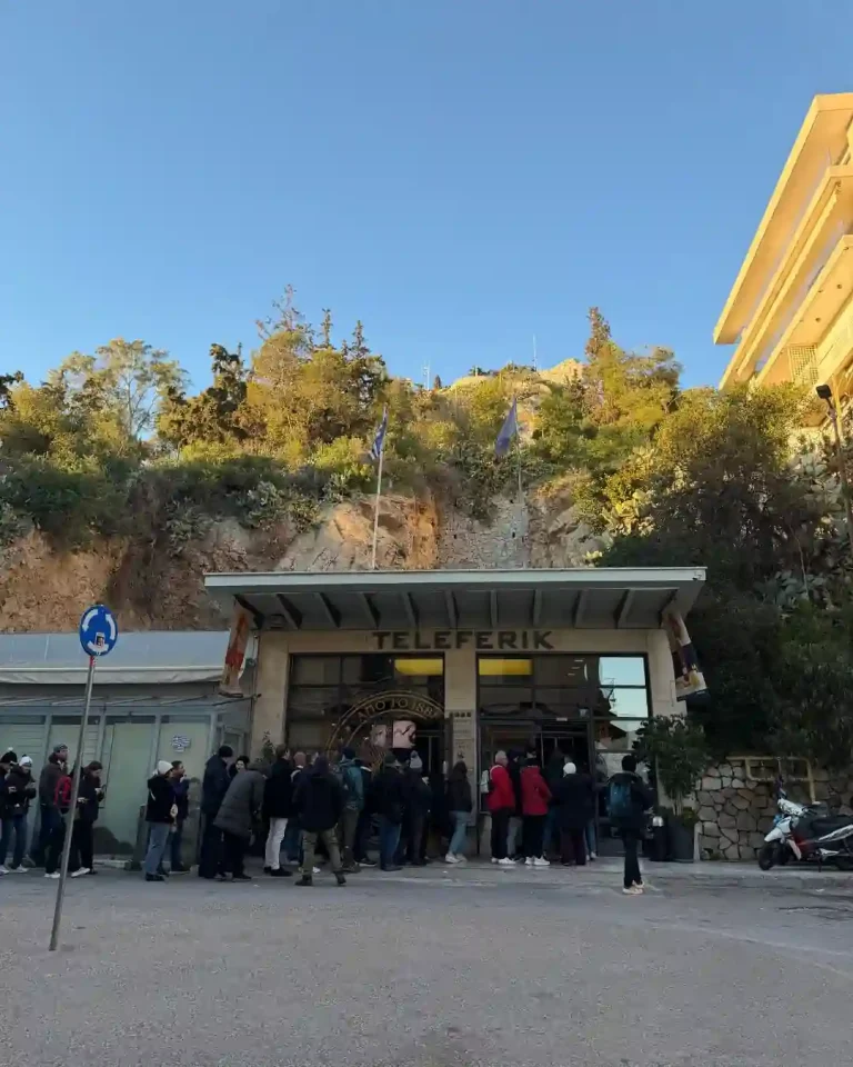 Atina Gezi Rehberi Akropolis girişinde bilet kuyruğu ve asansör yönlendirmesi