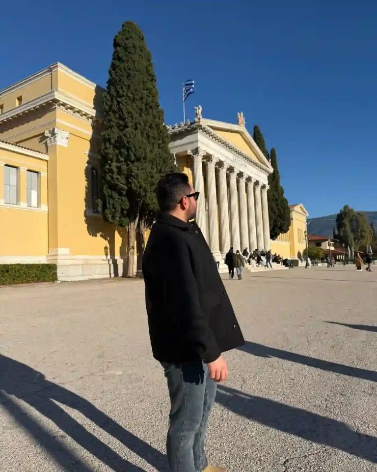 Atina Gezi Rehberi Atina Akropolis Müzesi'nin cam cephesi ve sergi alanı