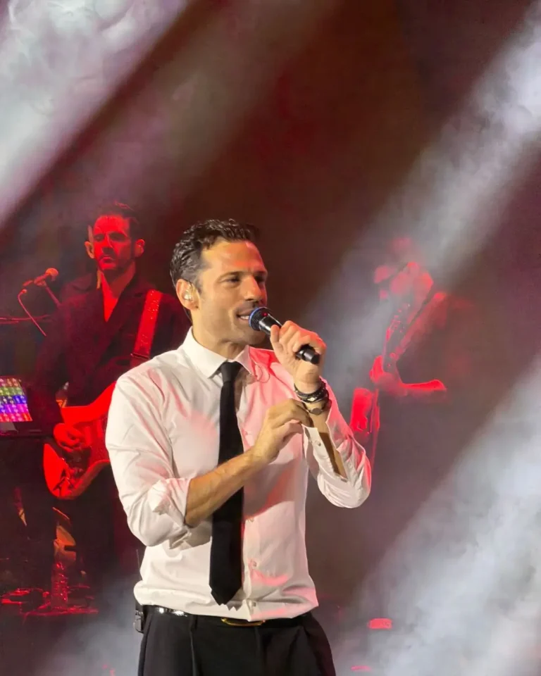 Atina Gezi Rehberi Atina'da gece canlı müzik konseri ve kalabalık sahne