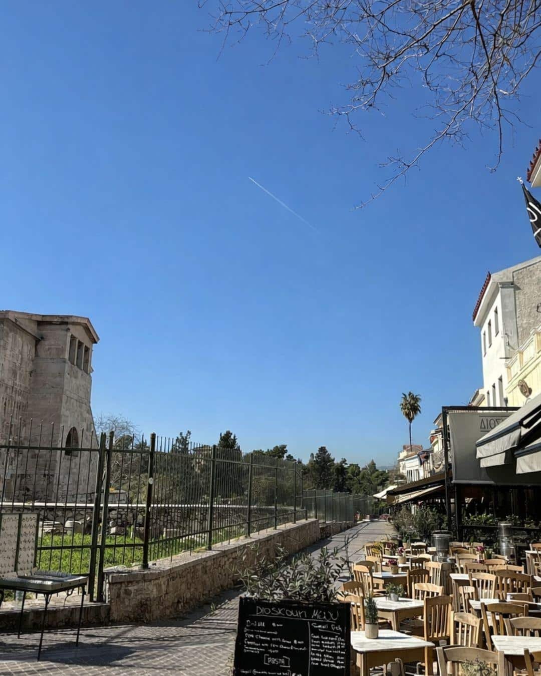 Atina Gezilecek Yerler Listesi: Haritalı ve Detaylı Anlatım Adrianou Caddesi: Plaka'da Alışveriş ve Lezzet Durakları