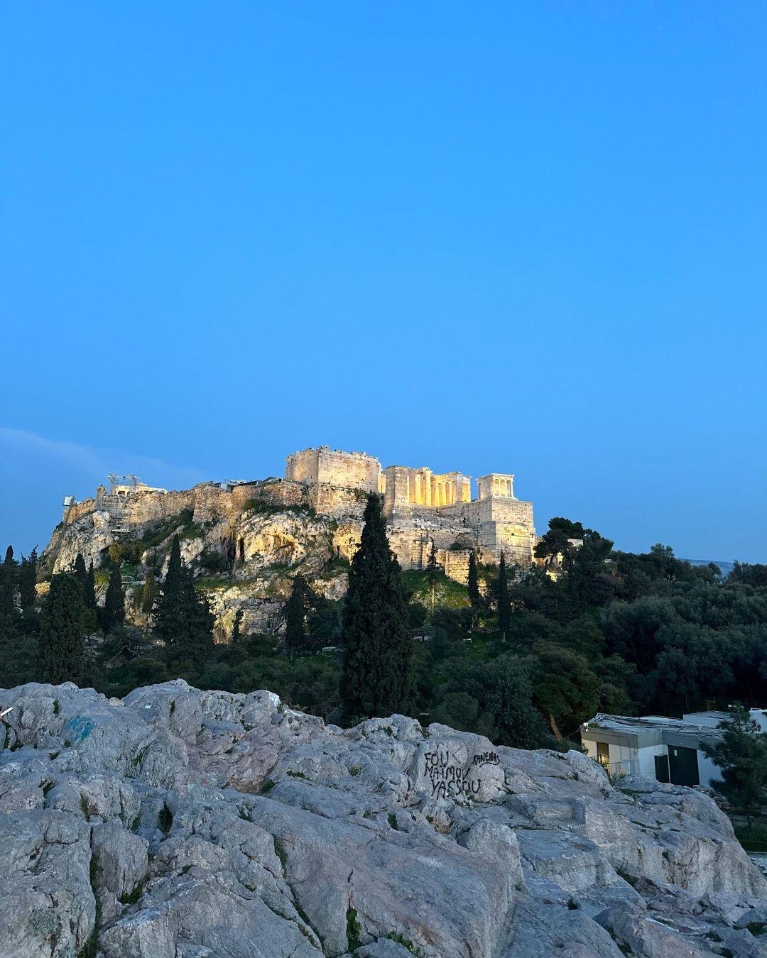 Atina Gezilecek Yerler Listesi: Haritalı ve Detaylı Anlatım Areopagus Tepesi (Ares / Mars Tepesi): Akropolis’in En Güzel Manzara Noktası