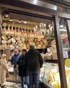 Bologna'nın ünlü yeme içme labirenti Quadrilatero tarihi sokakları