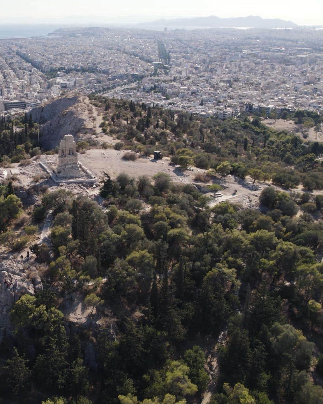 Atina Gezilecek Yerler Listesi: Haritalı ve Detaylı Anlatım Filopappou (Müzeler) Tepesi: Akropolis Manzaralı Gezi Rehberi