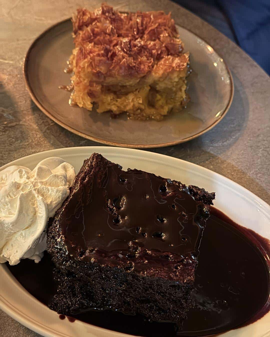 Koukouvaya: Girit'in Efsanevi Tatlısı ve Şehir Manzarası