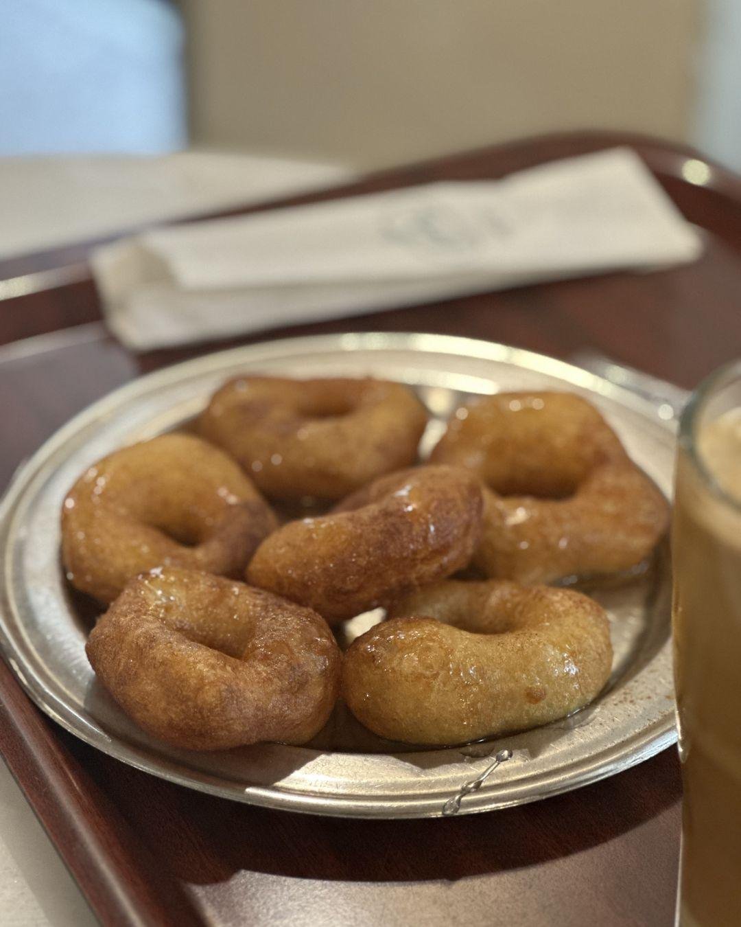 Krinos: Atina'nın Tarihi Lokmacısı ve Lezzet Rehberi