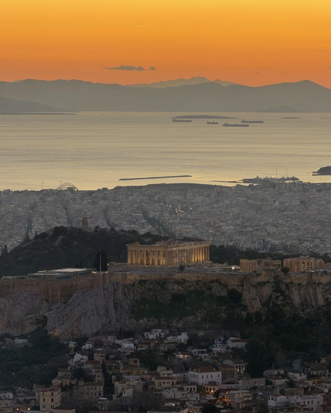 Atina Gezilecek Yerler Listesi: Haritalı ve Detaylı Anlatım Likavitos Tepesi: Atina'nın Zirvesinde Gün Batımı ve Manzara