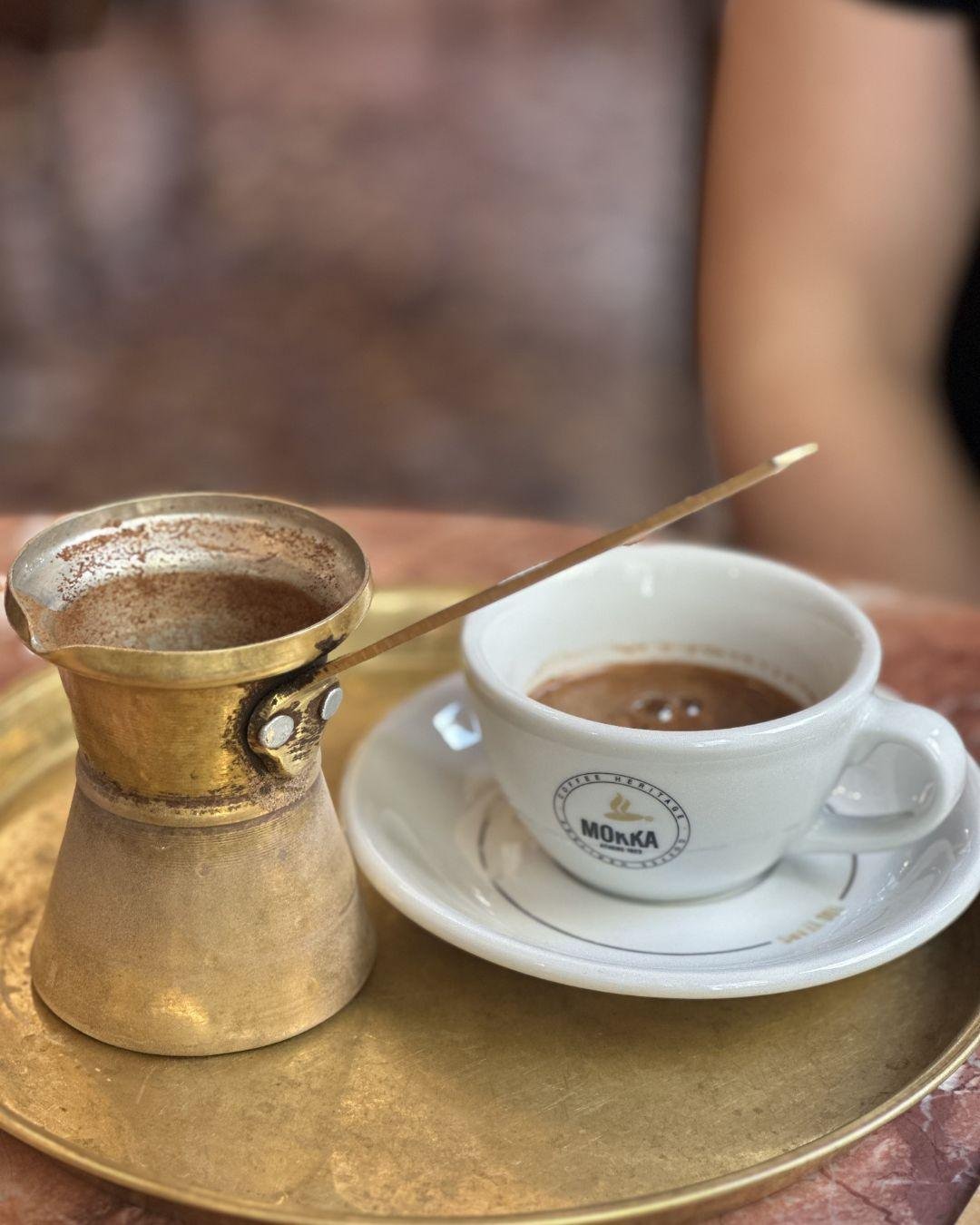 Mokka Coffee: Atina’da Geleneksel Kumda Kahve Deneyimi