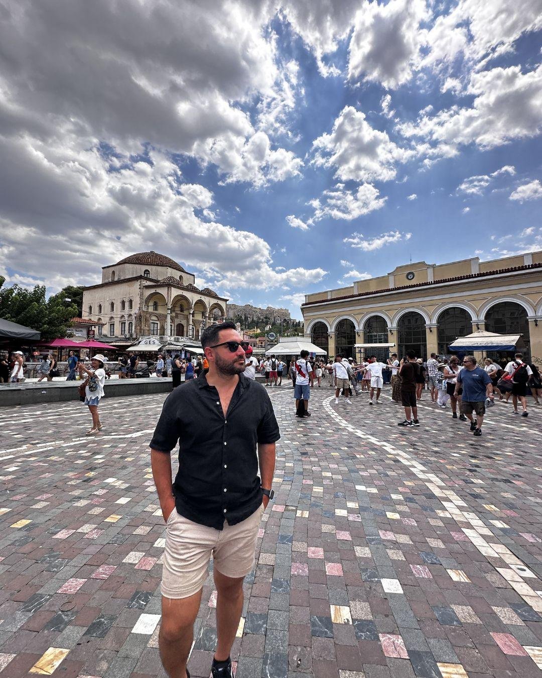 Atina Gezilecek Yerler Listesi: Haritalı ve Detaylı Anlatım Monastiraki ve Bit Pazarı: Atina'da Alışveriş Rehberi