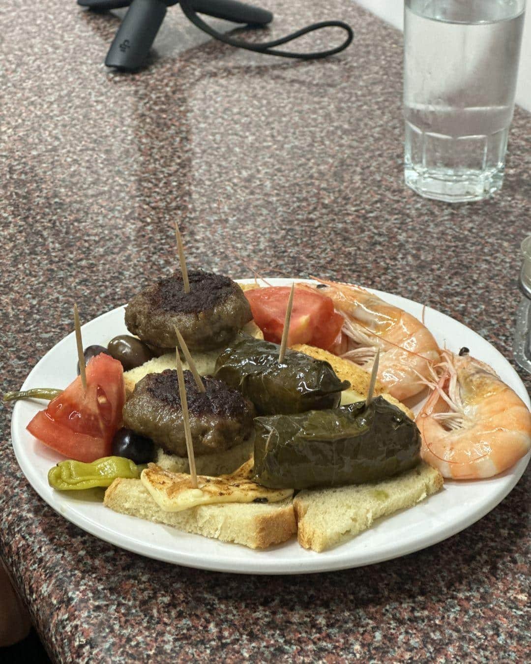 Ouzeri Karayiannis: Varvakios Pazarının Kalbinde Saklı Bir Deneyim