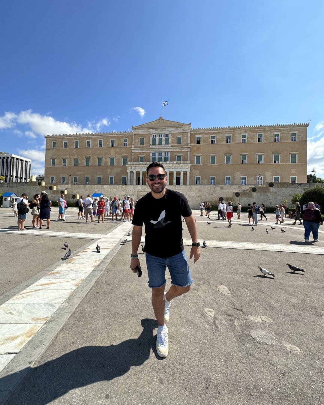 Atina Gezilecek Yerler Listesi: Haritalı ve Detaylı Anlatım Syntagma Meydanı: Atina'nın Kalbi ve Gezi Rehberi