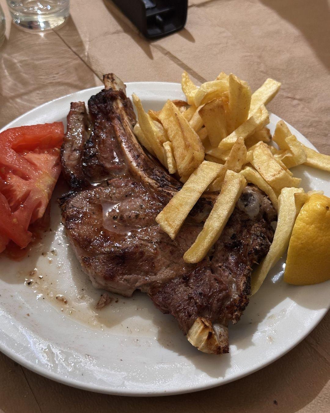 To Steki Tou Ilia: Atina'da Efsanevi Kuzu Pirzola Deneyimi