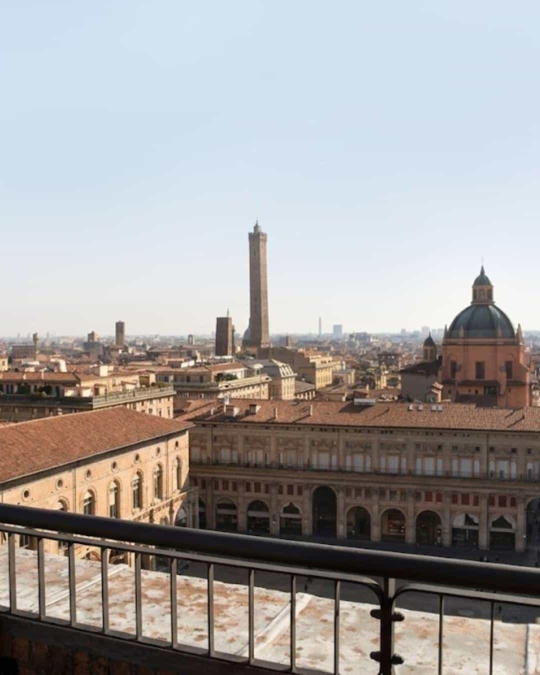 Bolonya (Bologna) Gezilecek Yerler Listesi: Haritalı ve Detaylı Anlatım Torre dell'Orologio: Piazza Maggiore'nin Kalbinde Zaman ve Manzara